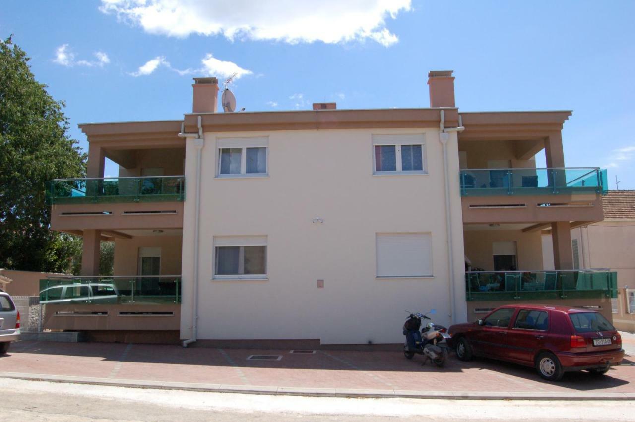 Apartmani Family Sveti Filip i Jakov Exterior photo